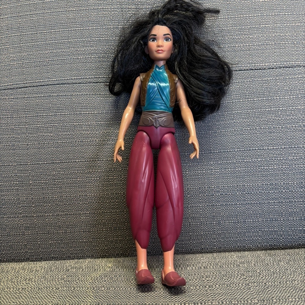 Disney Raya and the Last Dragon Fashion Doll